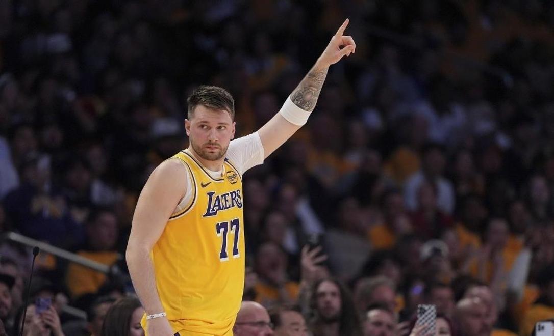 足球直播ayx - 东契奇回归赛场，挺进下一轮首场状态亮眼，TES观众沸腾！